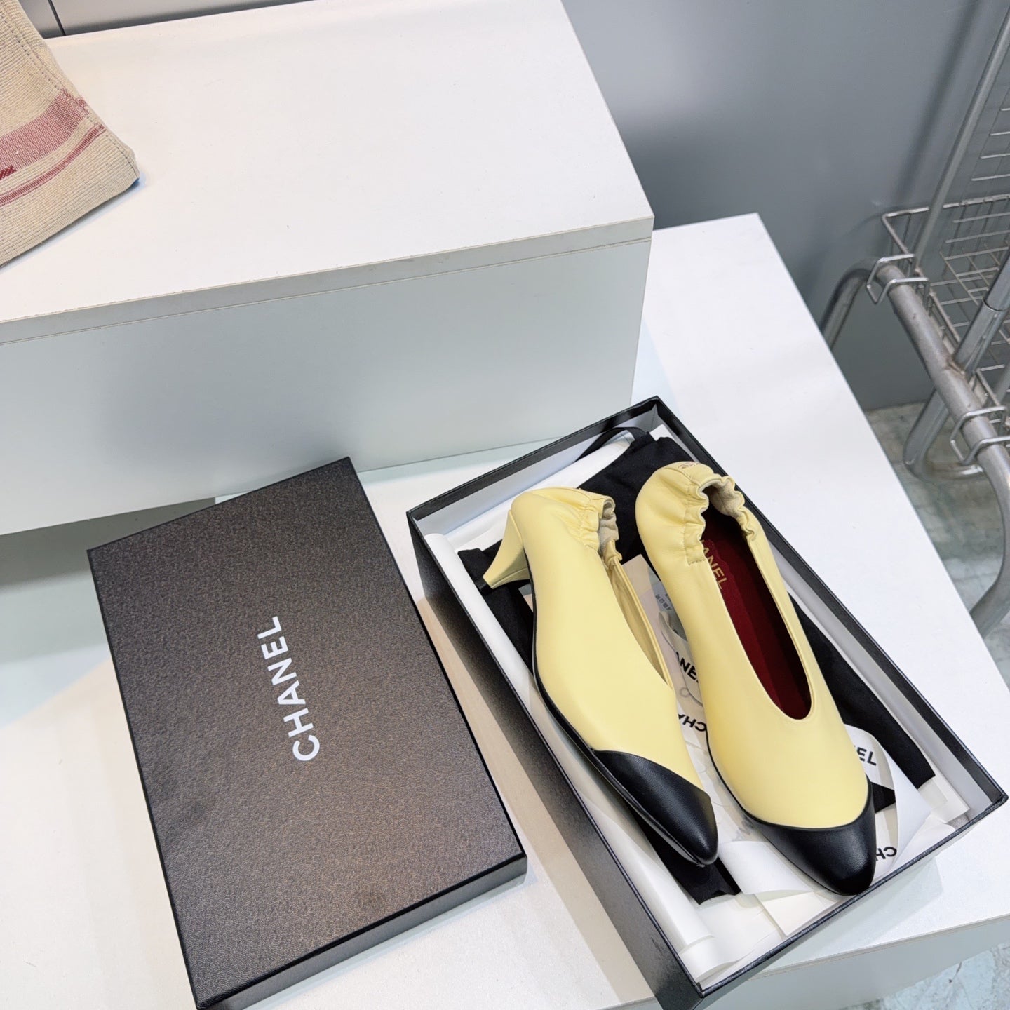 CHANEL 26S COLOR-BLOCK HIGH HEELS 45 MM IN YELLOW AND BLACK LAMBSKIN