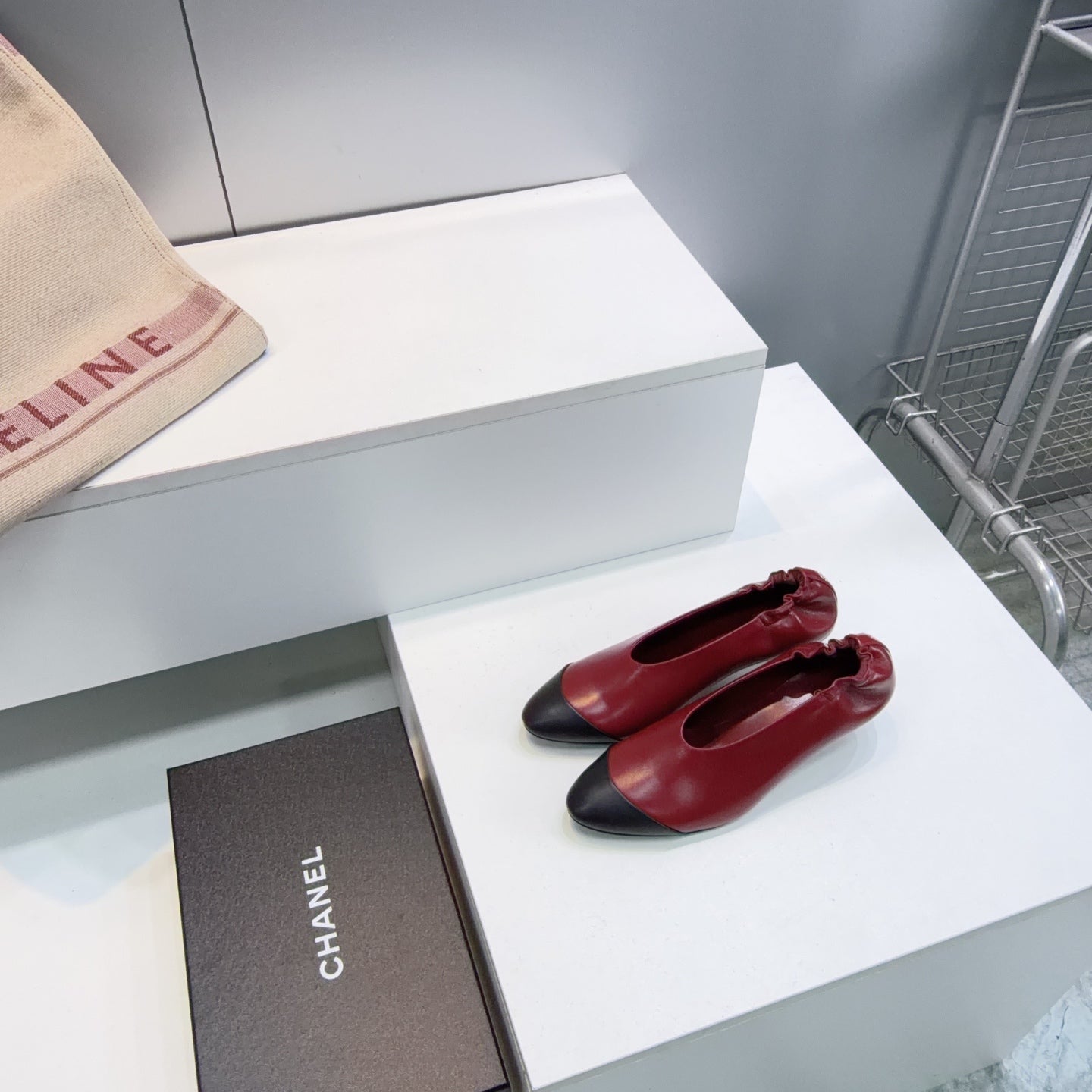 CHANEL 26S COLOR-BLOCK HIGH HEELS 45 MM IN RED AND BLACK LAMBSKIN