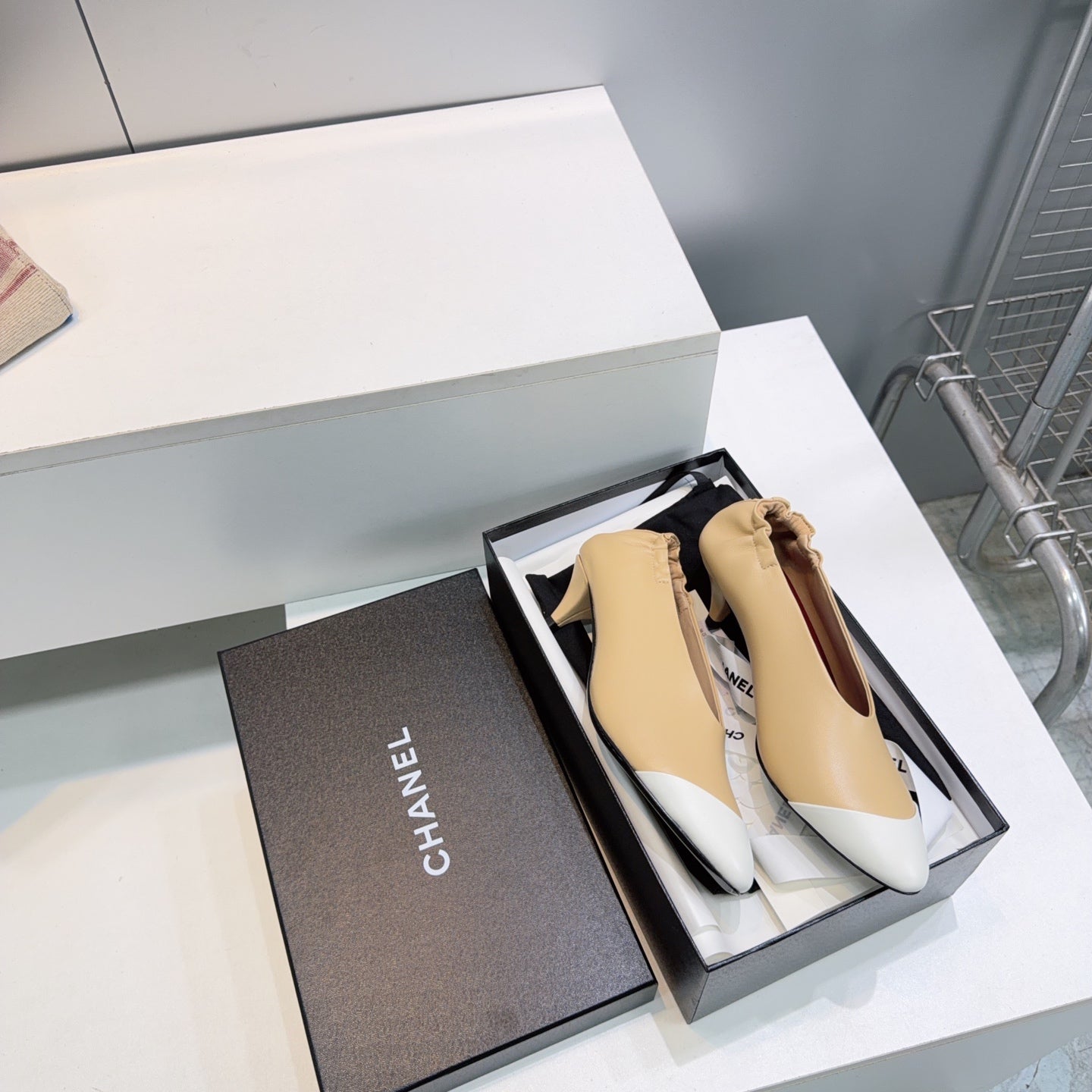 CHANEL 26S COLOR-BLOCK HIGH HEELS 45 MM IN BEIGE LAMBSKIN