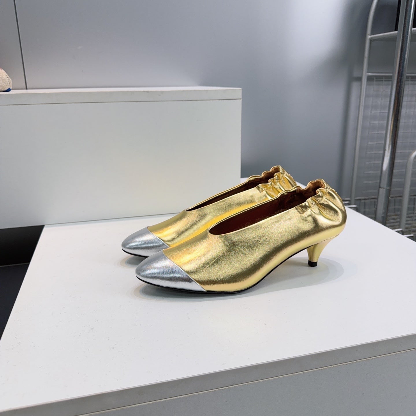 CHANEL 26S COLOR-BLOCK HIGH HEELS 45 MM IN GOLD LAMBSKIN