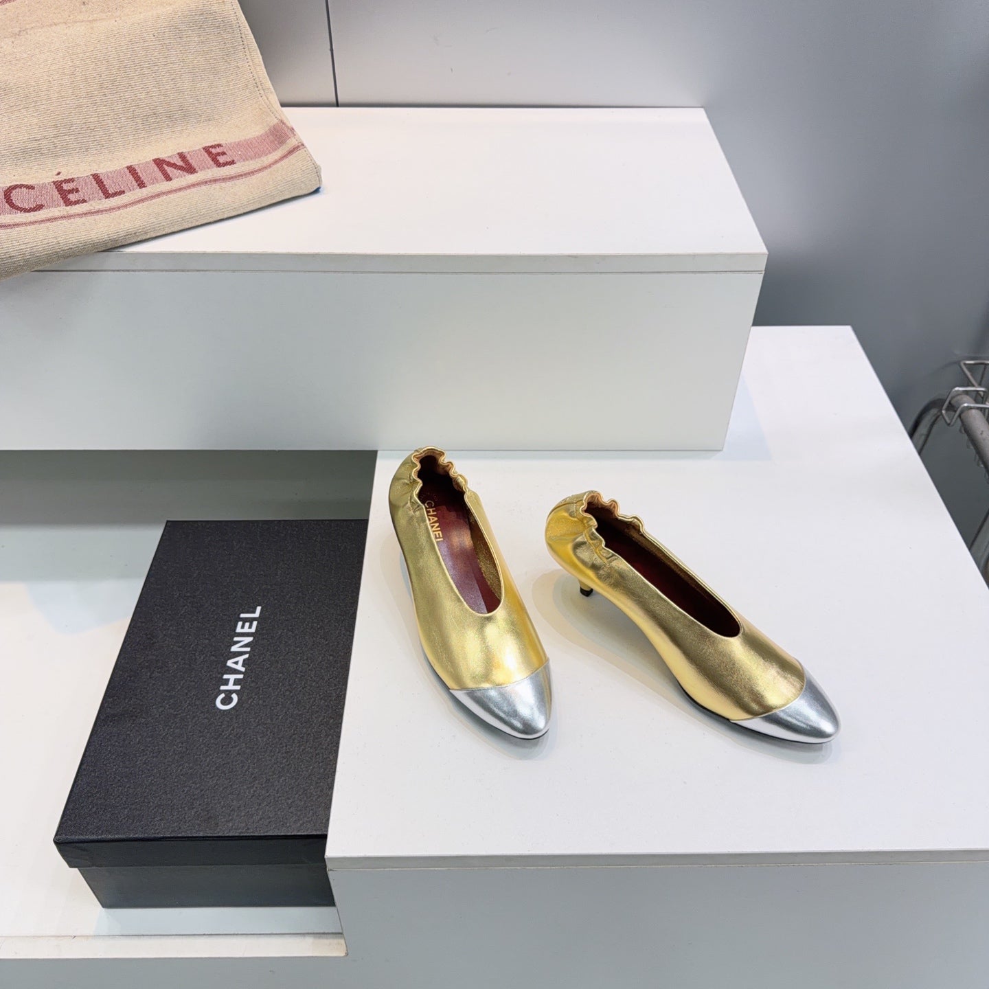 CHANEL 26S COLOR-BLOCK HIGH HEELS 45 MM IN GOLD LAMBSKIN