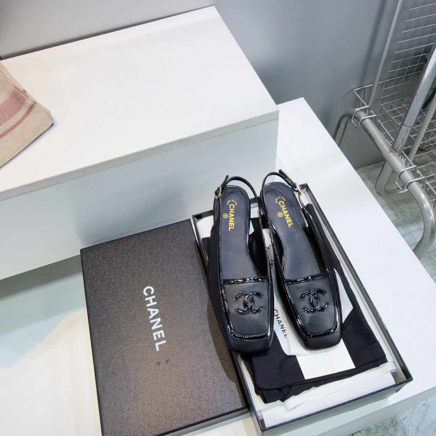 CHANEL 26S SLINGBACK FLATS IN BLACK CALFSKIN WITH PATENT