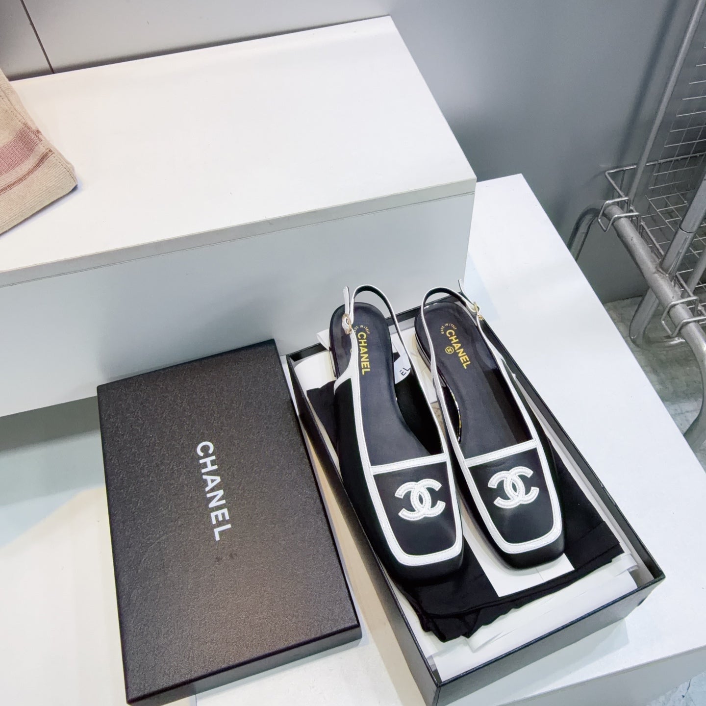 CHANEL 26S SLINGBACK FLATS IN BLACK CALFSKIN WITH WHITE PATENT