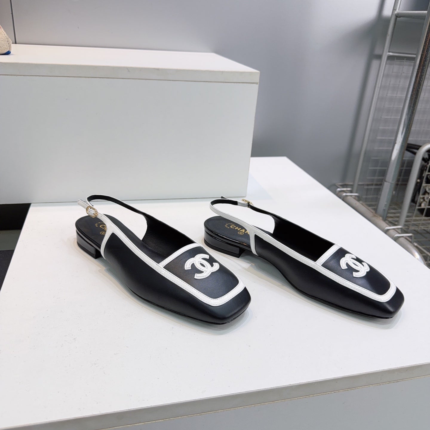 CHANEL 26S SLINGBACK FLATS IN BLACK CALFSKIN WITH WHITE PATENT