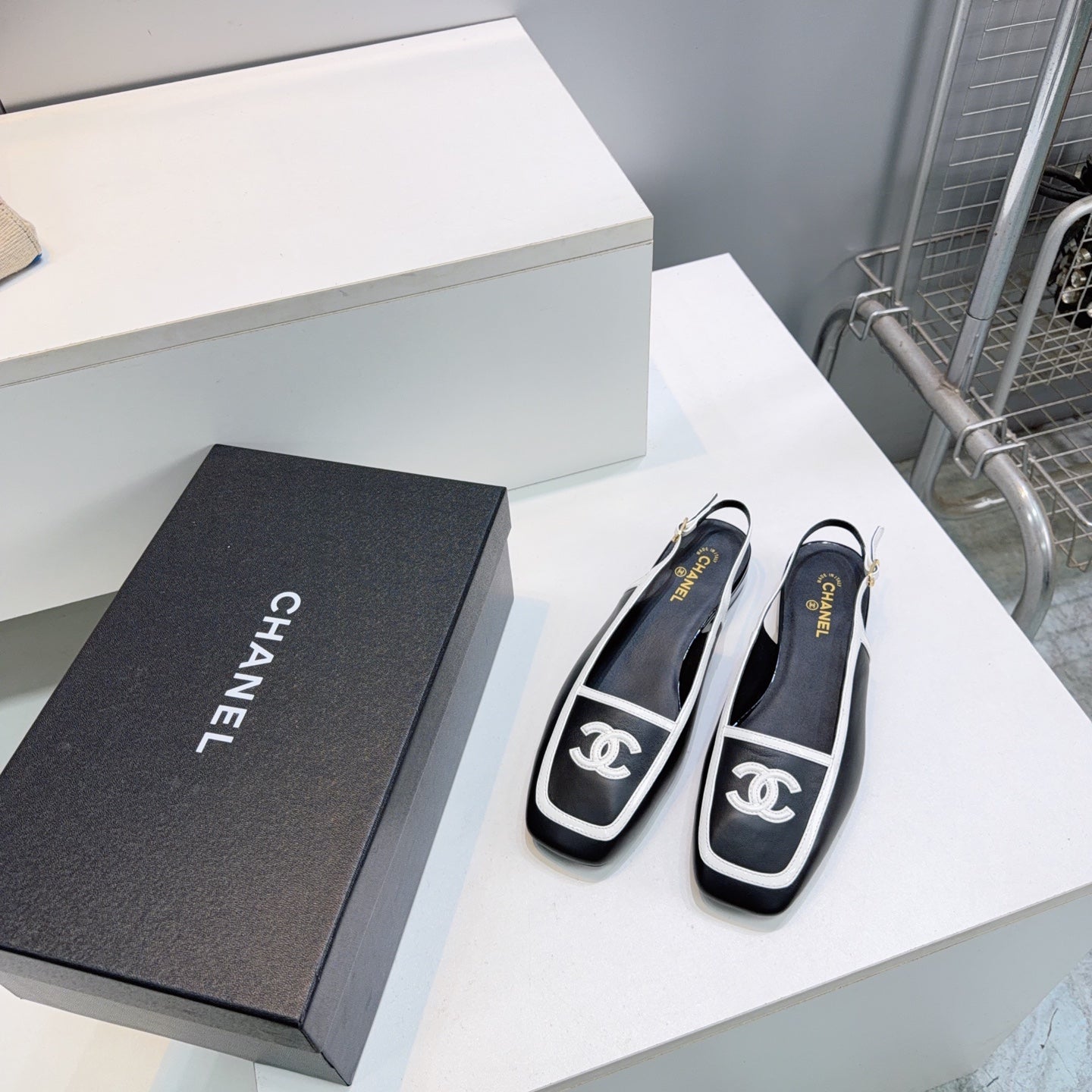 CHANEL 26S SLINGBACK FLATS IN BLACK CALFSKIN WITH WHITE PATENT
