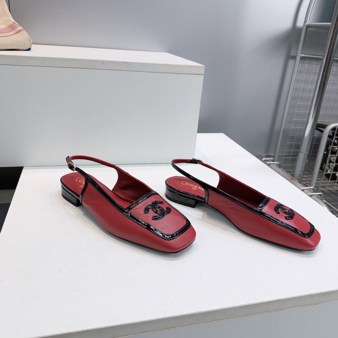 CHANEL 26S SLINGBACK FLATS IN RED CALFSKIN WITH BLACK PATENT