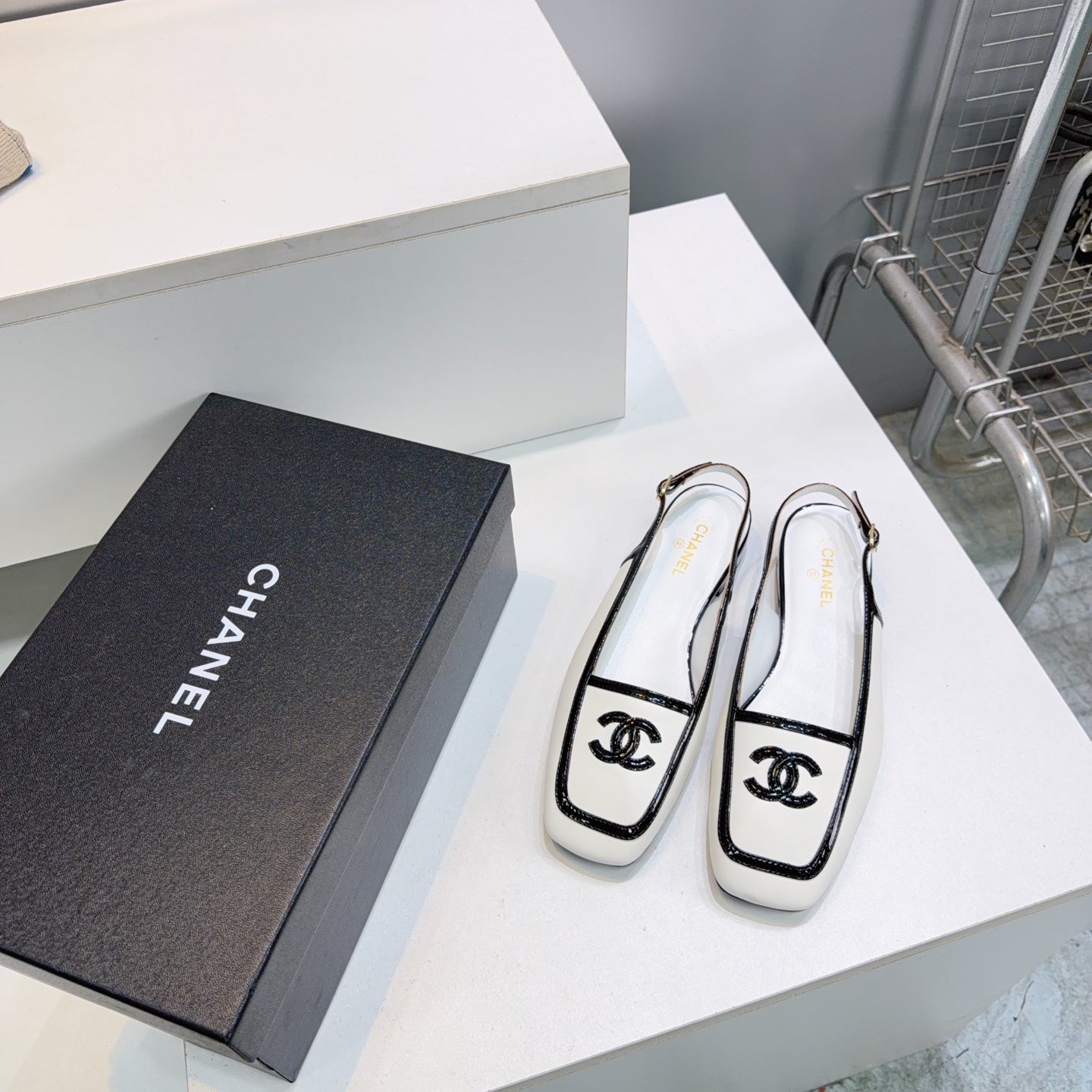 CHANEL 26S SLINGBACK FLATS IN WHITE CALFSKIN WITH BLACK PATENT