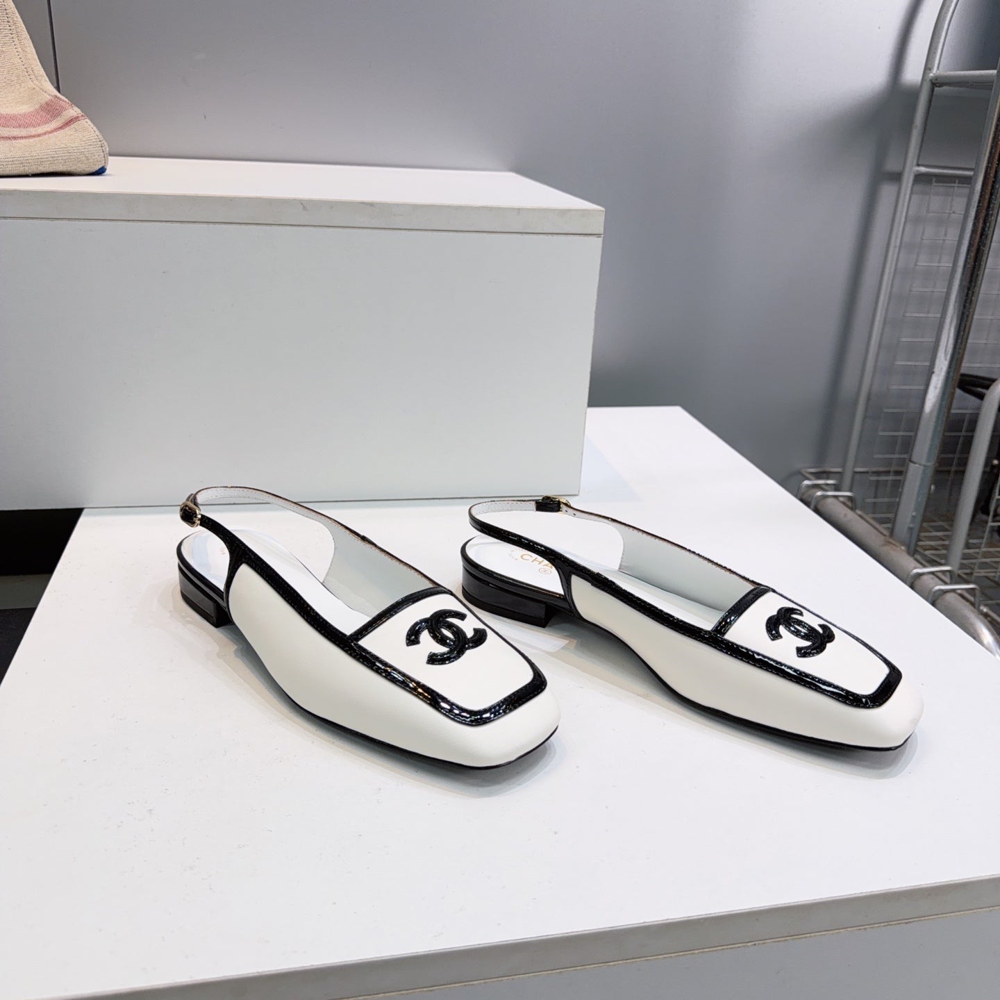 CHANEL 26S SLINGBACK FLATS IN WHITE CALFSKIN WITH BLACK PATENT