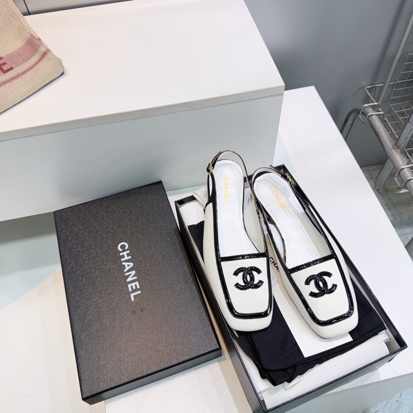 CHANEL 26S SLINGBACK FLATS IN WHITE CALFSKIN WITH BLACK PATENT
