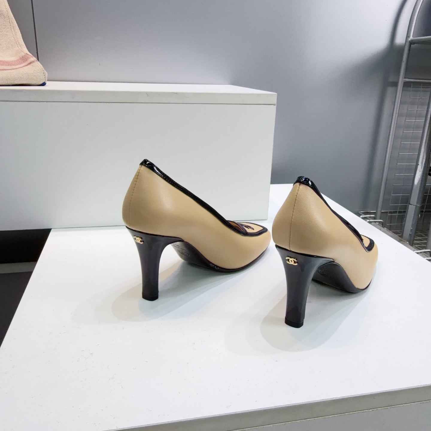 CHANEL 26S HIGH HEEL PUMPS 85 MM IN BEIGE CALFSKIN WITH BLACK PATENT