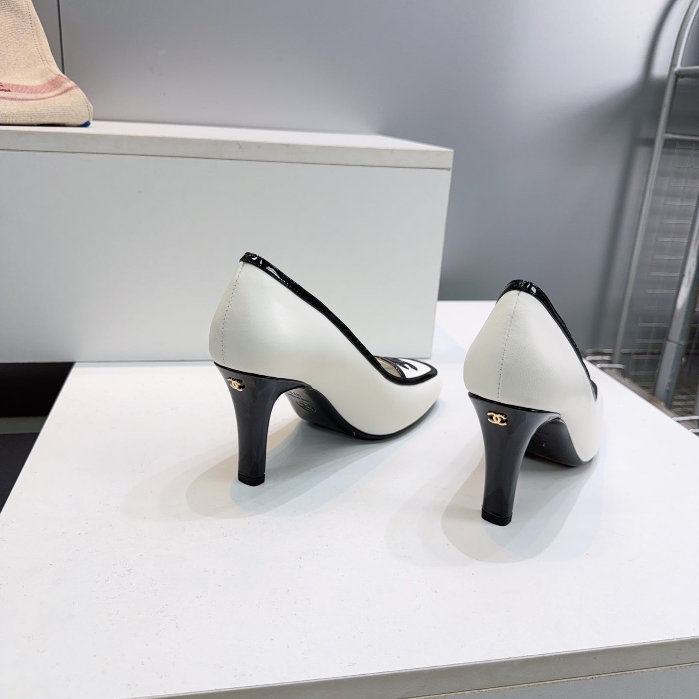 CHANEL 26S HIGH HEEL PUMPS 85 MM IN WHITE CALFSKIN WITH BLACK PATENT