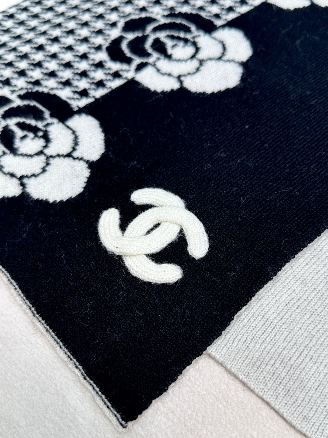 CHANEL 26S SCARF 180 IN CASHMERE 311827