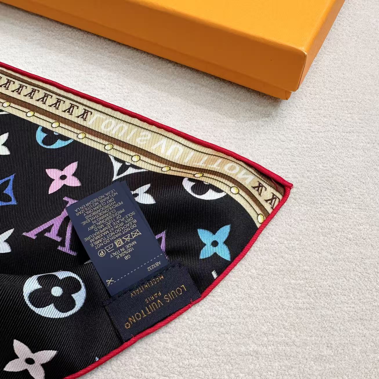 LV 26S SCARF 90 IN SILK 320595