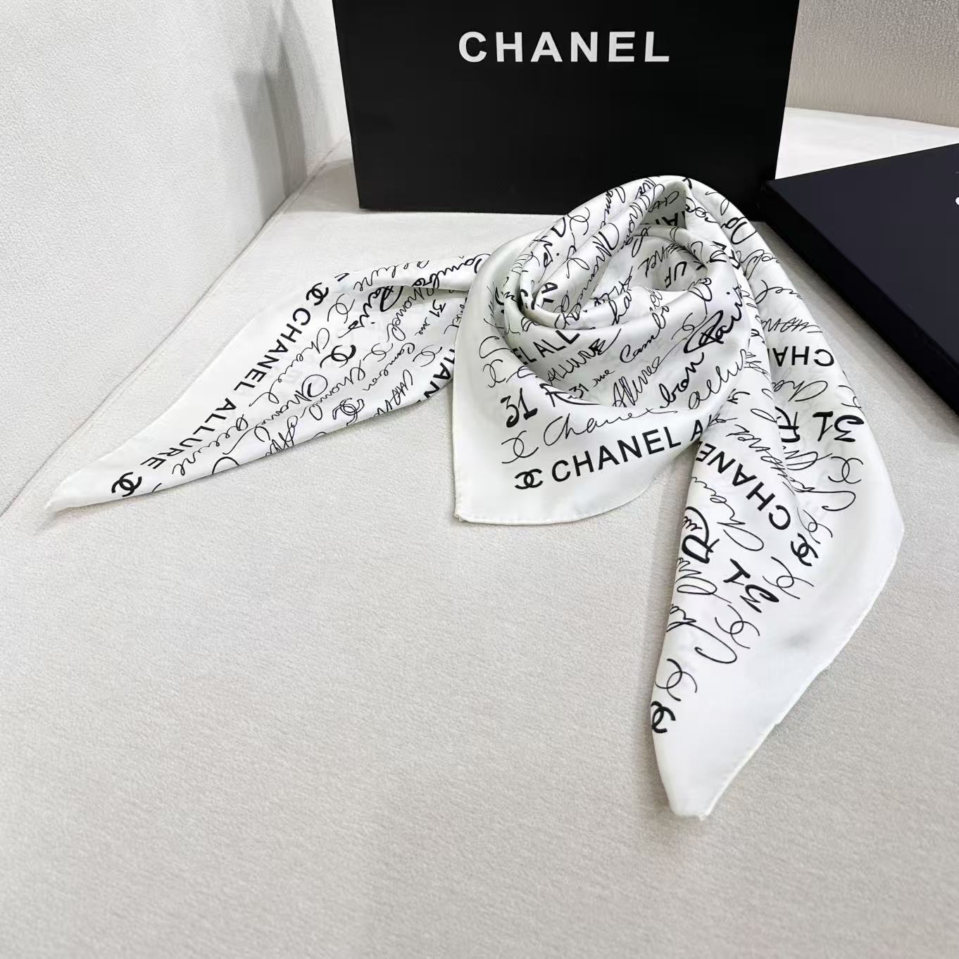 CHANEL 26S SCARF 90 IN SILK 305988