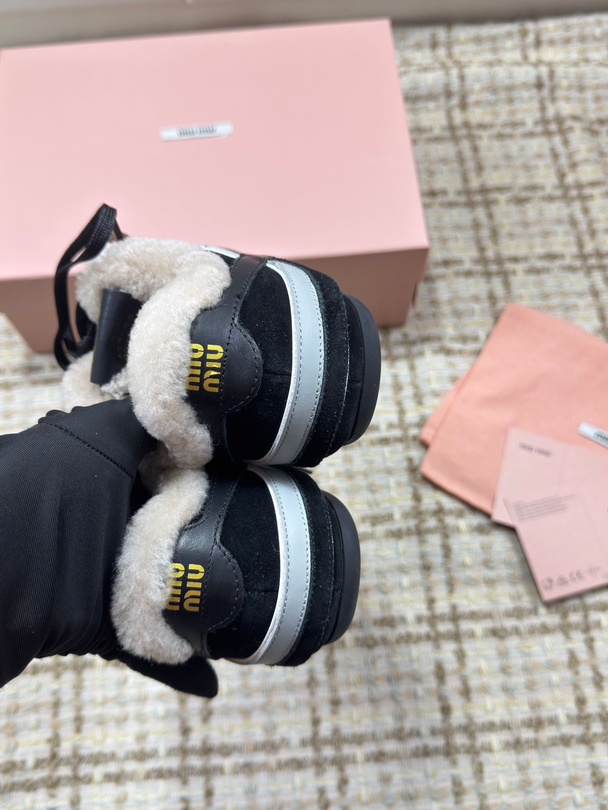 MIUMIU 26S SNEAKERS IN BLACK SUEDE AND SHEARLING