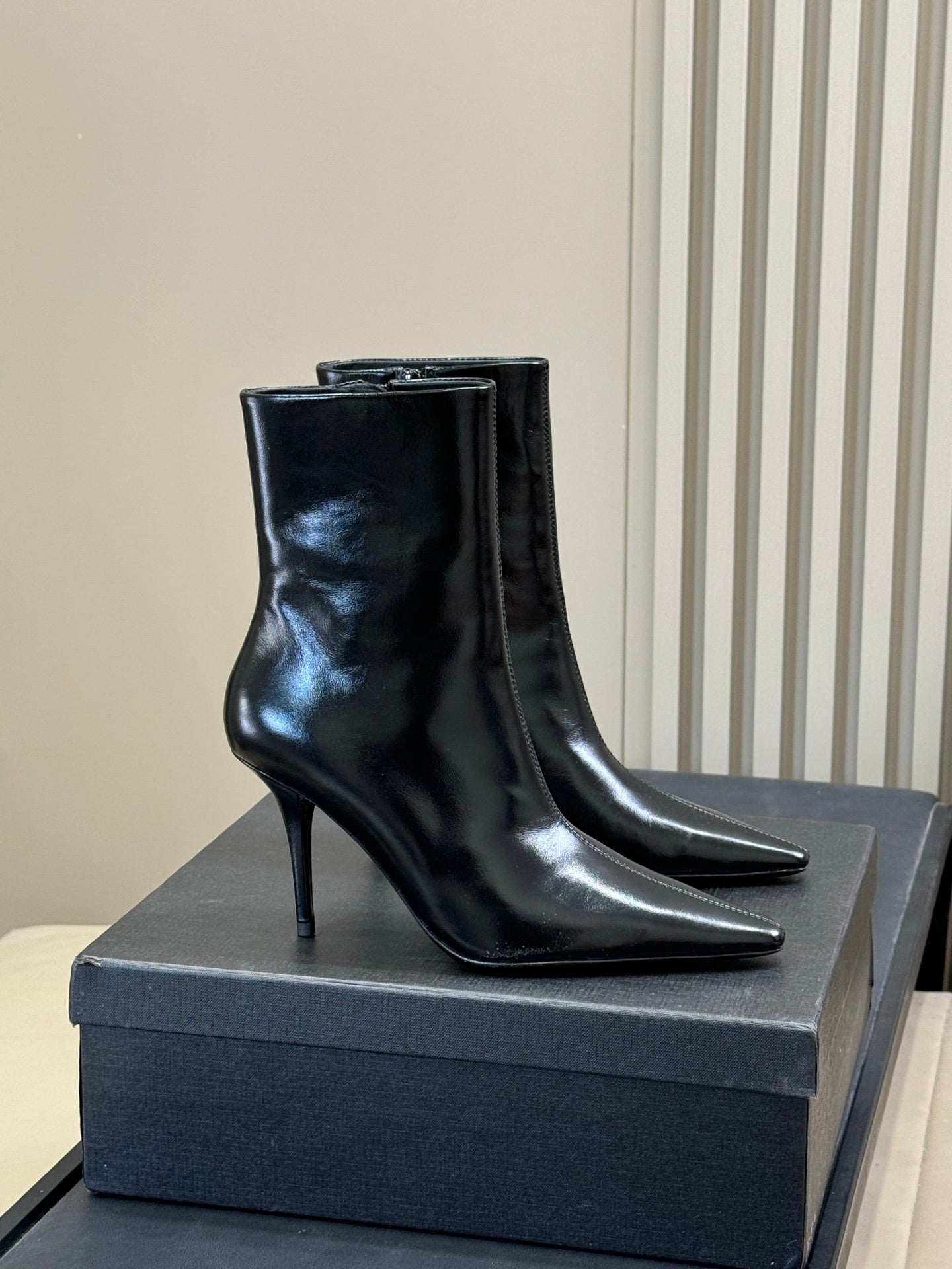 YSL 26S ZIPPERED HEELED BOOTS IN BLACK SHINY CALFSKIN