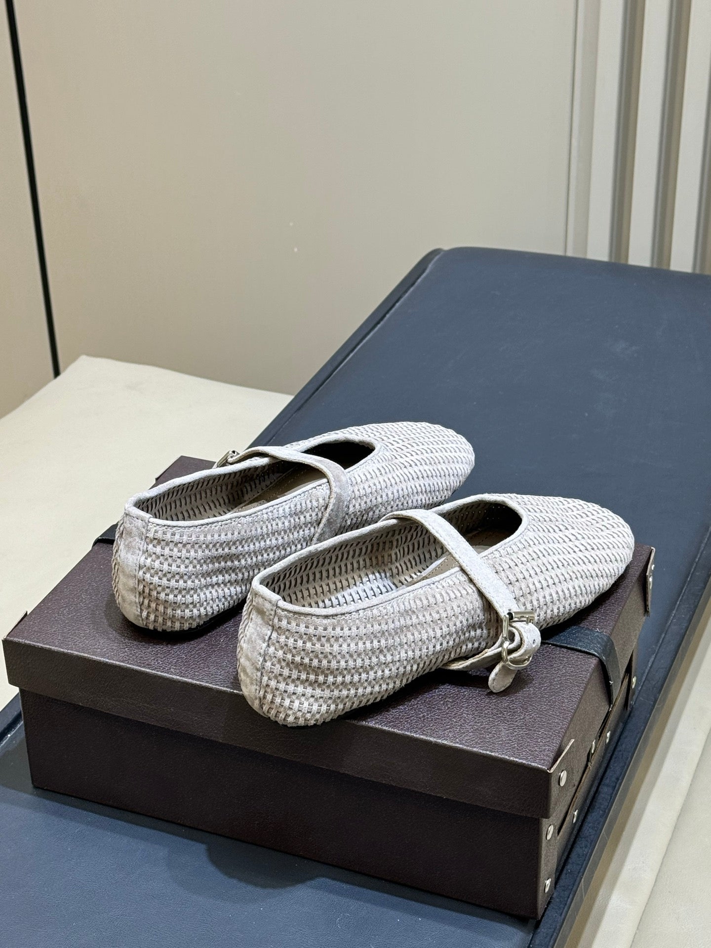 ALAIA 26S KNIT BALLET FLATS IN BEIGE SUEDE