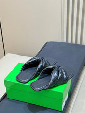 BOTTEGA VENETA 26S THONG SANDALS IN BLACK LAMBSKIN