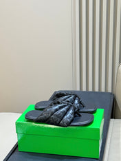 BOTTEGA VENETA 26S THONG SANDALS IN BLACK LAMBSKIN