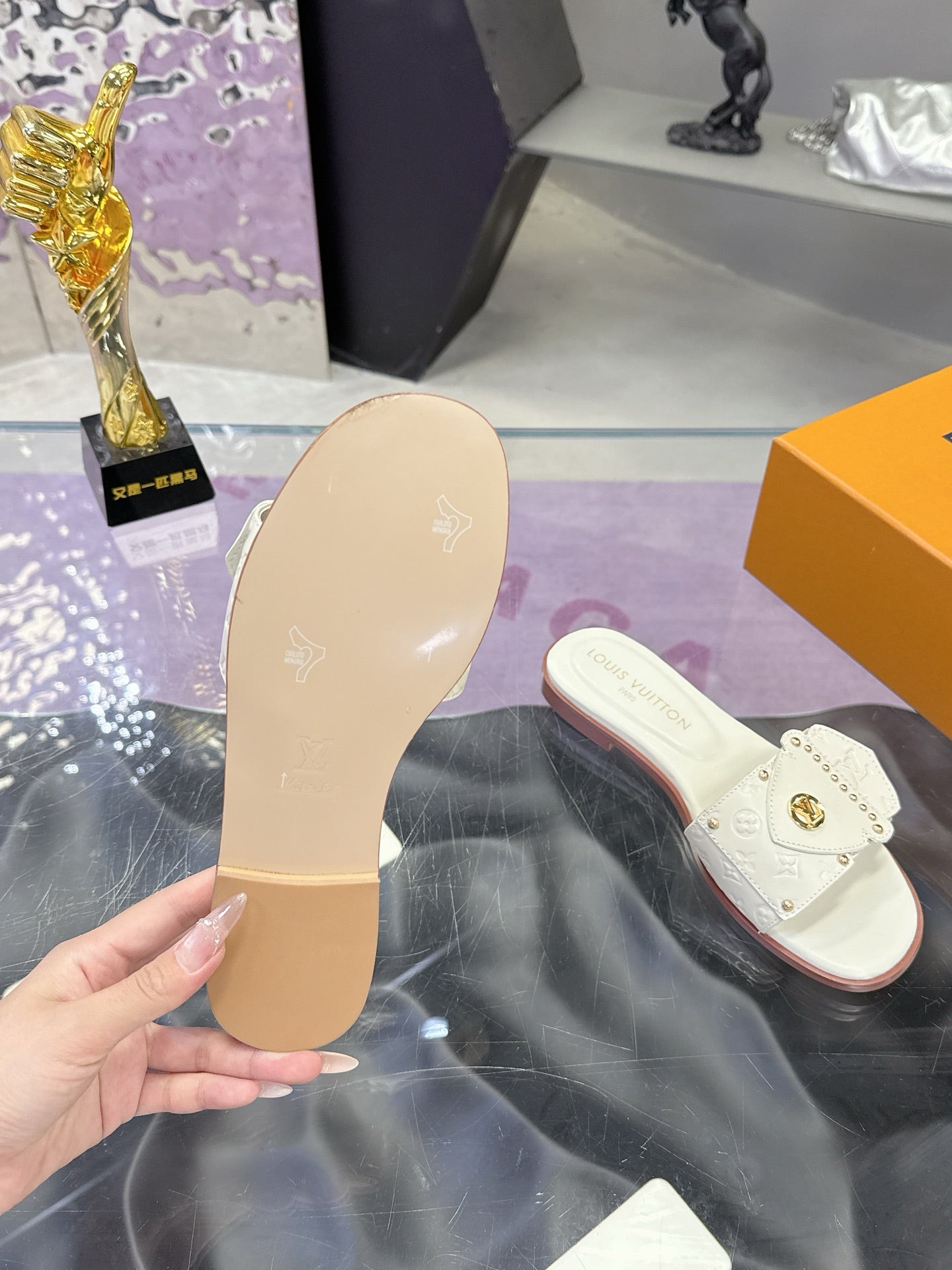 LV 26S FLAT SLIDE SANDALS IN WHITE EMBOSSED CALFSKIN GOLD HARDWARE