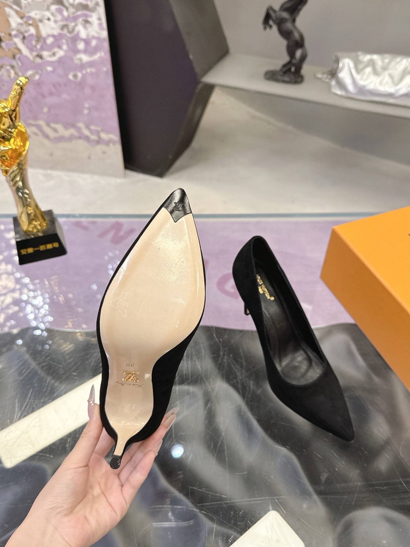 LV 26S POINTED TOE PUMPS 85MM IN BLACK SUEDE