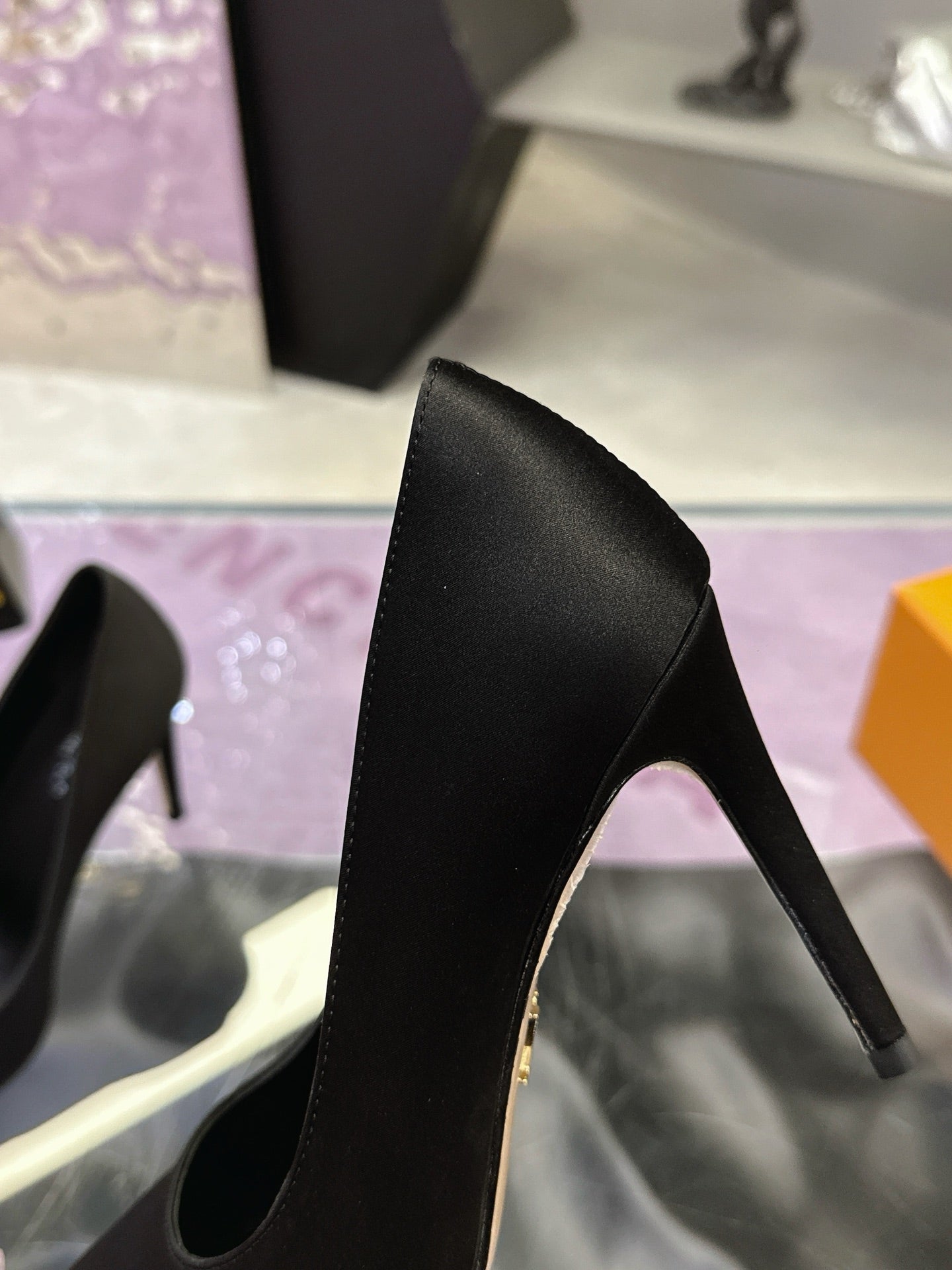 LV 26S POINTED TOE PUMPS 85MM IN BLACK SATIN