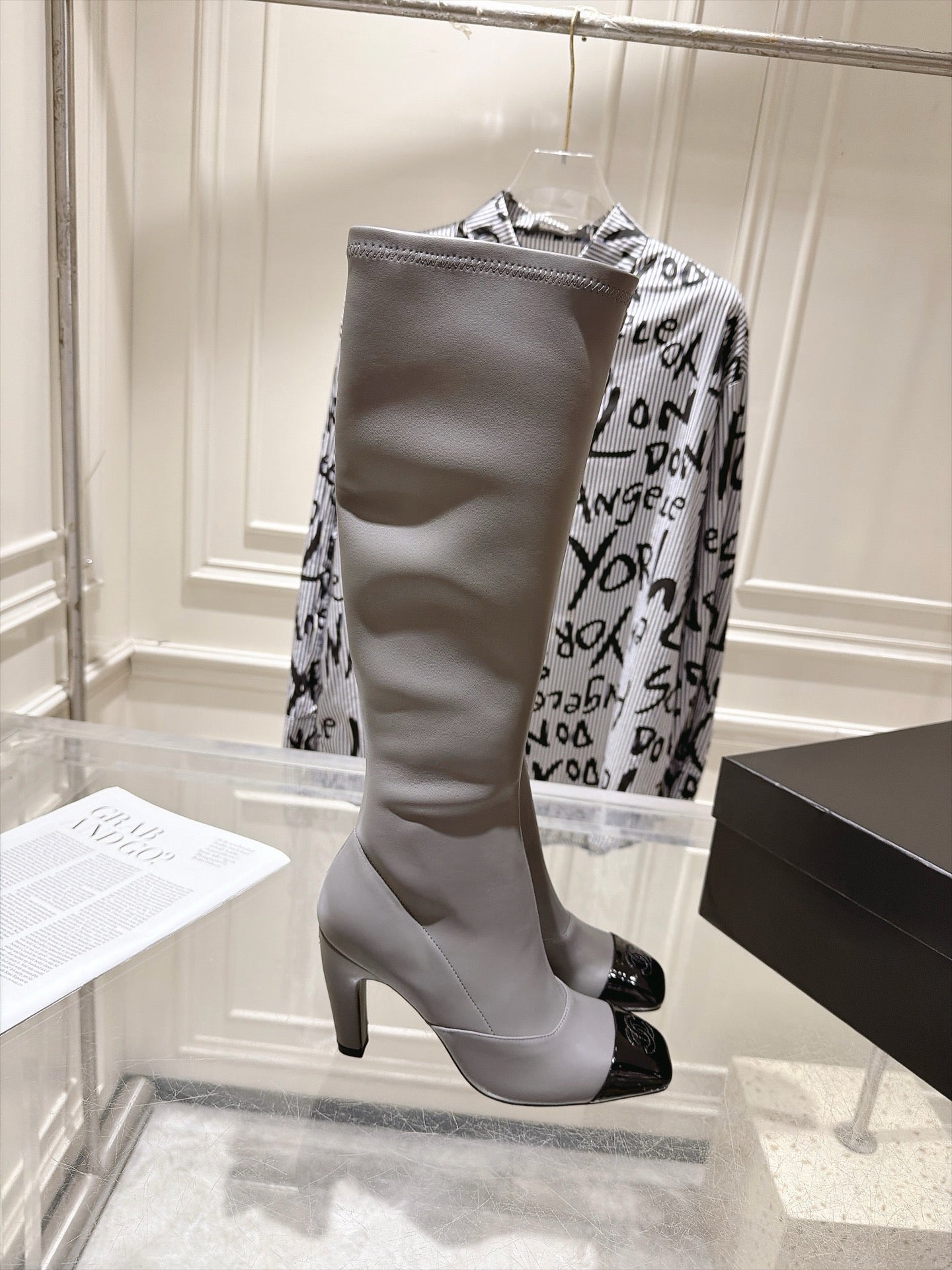 CHANEL 26S HIGH HEEL KNEE HIGH BOOTS 80 MM IN GRAY CALFSKIN AND BLACK PATENT LEATHER