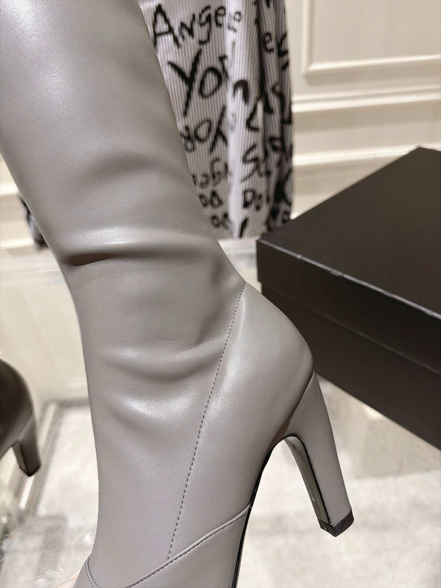 CHANEL 26S HIGH HEEL KNEE HIGH BOOTS 80 MM IN GRAY CALFSKIN AND BLACK PATENT LEATHER