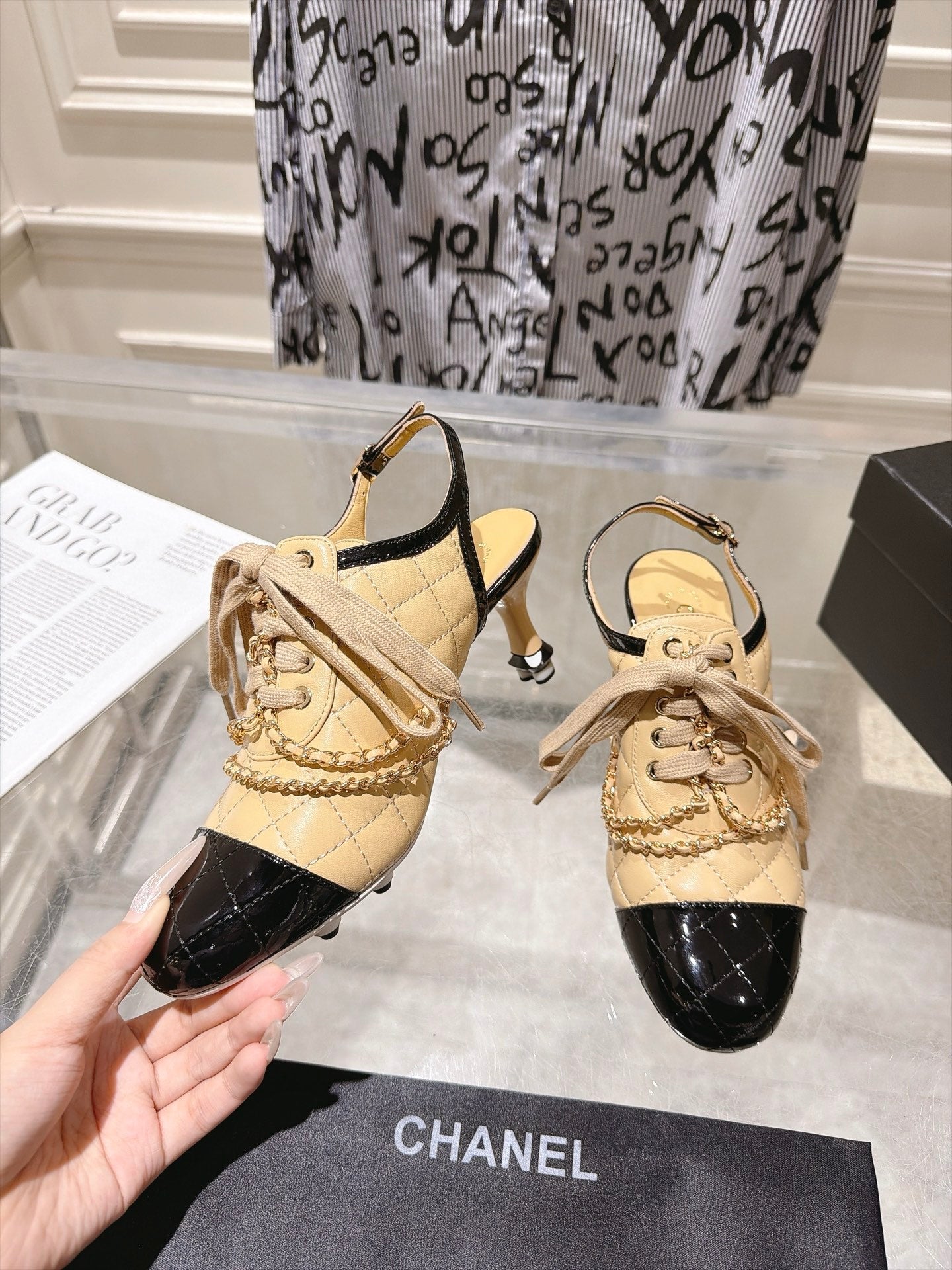 CHANEL 26S SLINGBACK HIGH HEEL SHOES 70 MM IN BEIGE LAMBSKIN AND BLACK PATENT CALFSKIN