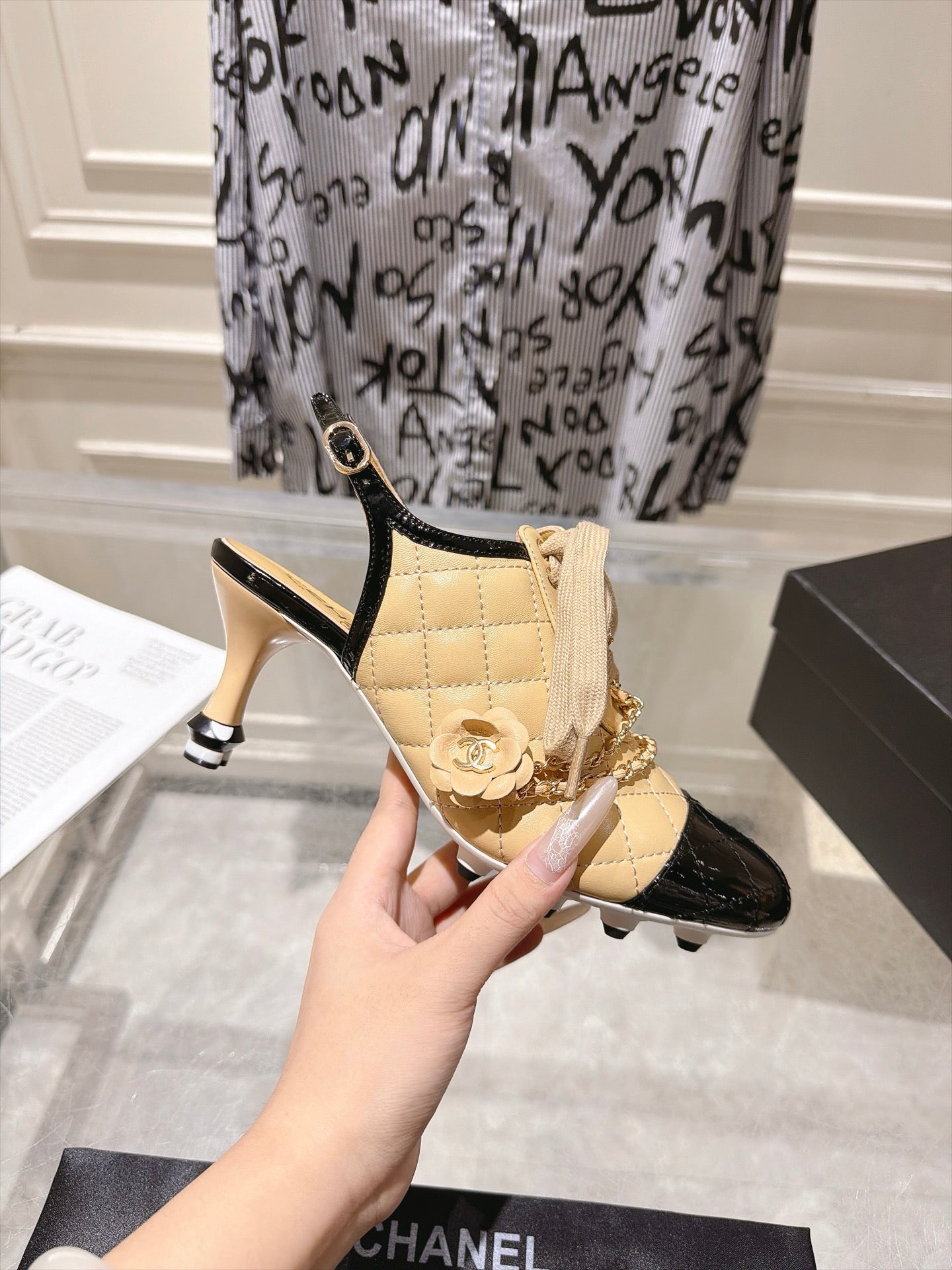 CHANEL 26S SLINGBACK HIGH HEEL SHOES 70 MM IN BEIGE LAMBSKIN AND BLACK PATENT CALFSKIN