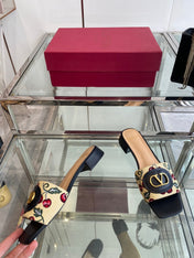 VLTN HIGH HEEL 25S 30 MM IN BEIGE FABRIC AND BLACK LAMBSKIN WITH EMBROIDERED CHERRY MOTIF