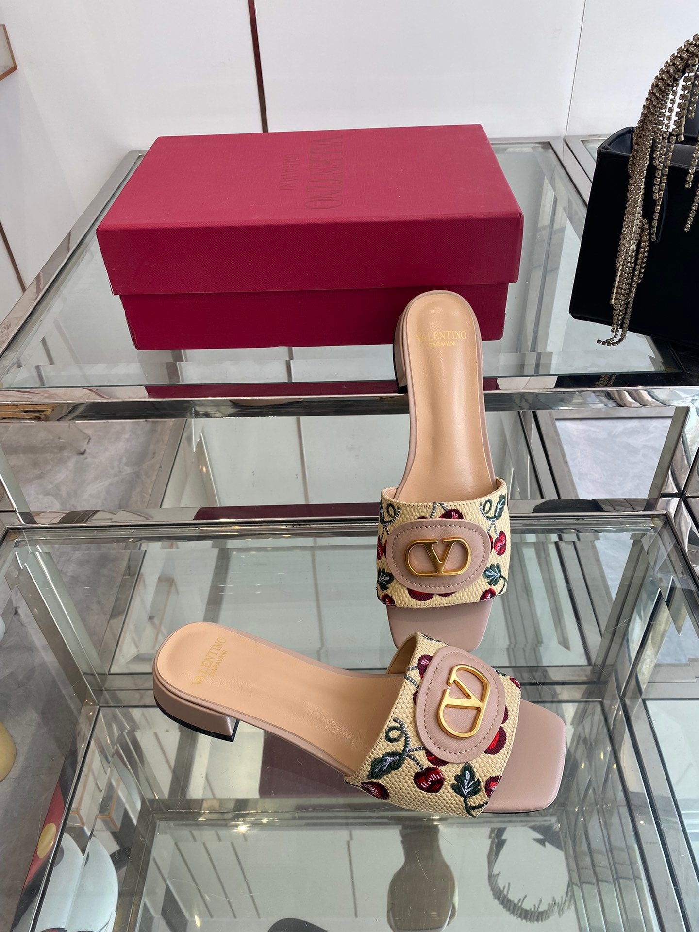 VLTN HIGH HEEL 25S 30 MM IN BEIGE FABRIC AND MUTED PINK LAMBSKIN WITH EMBROIDERED CHERRY MOTIF