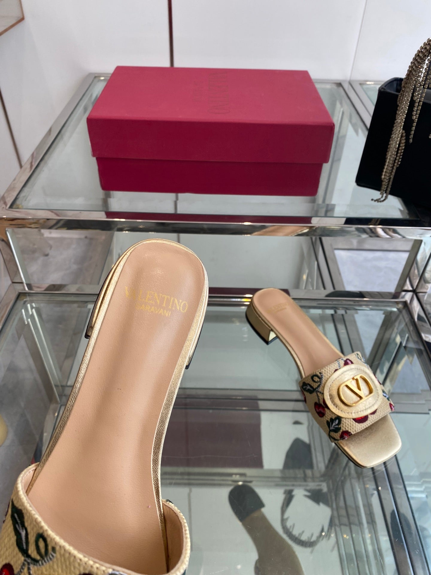 VLTN HIGH HEEL 25S 30 MM IN BEIGE FABRIC AND GOLD LAMBSKIN WITH EMBROIDERED CHERRY MOTIF