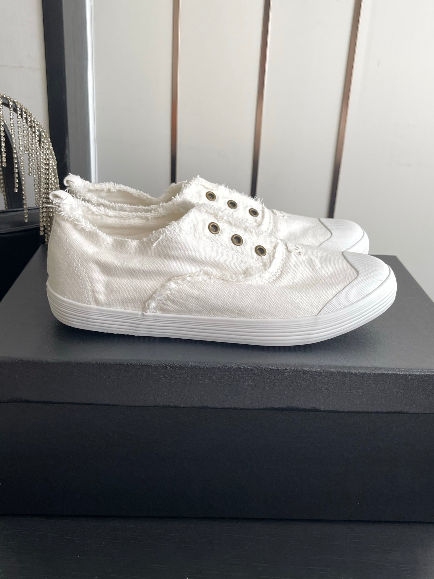CHANEL 26S LOW TOP SNEAKERS IN WHITE FRAYED CANVAS