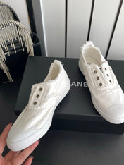 CHANEL 26S LOW TOP SNEAKERS IN WHITE FRAYED CANVAS