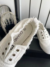 CHANEL 26S LOW TOP SNEAKERS IN WHITE FRAYED CANVAS