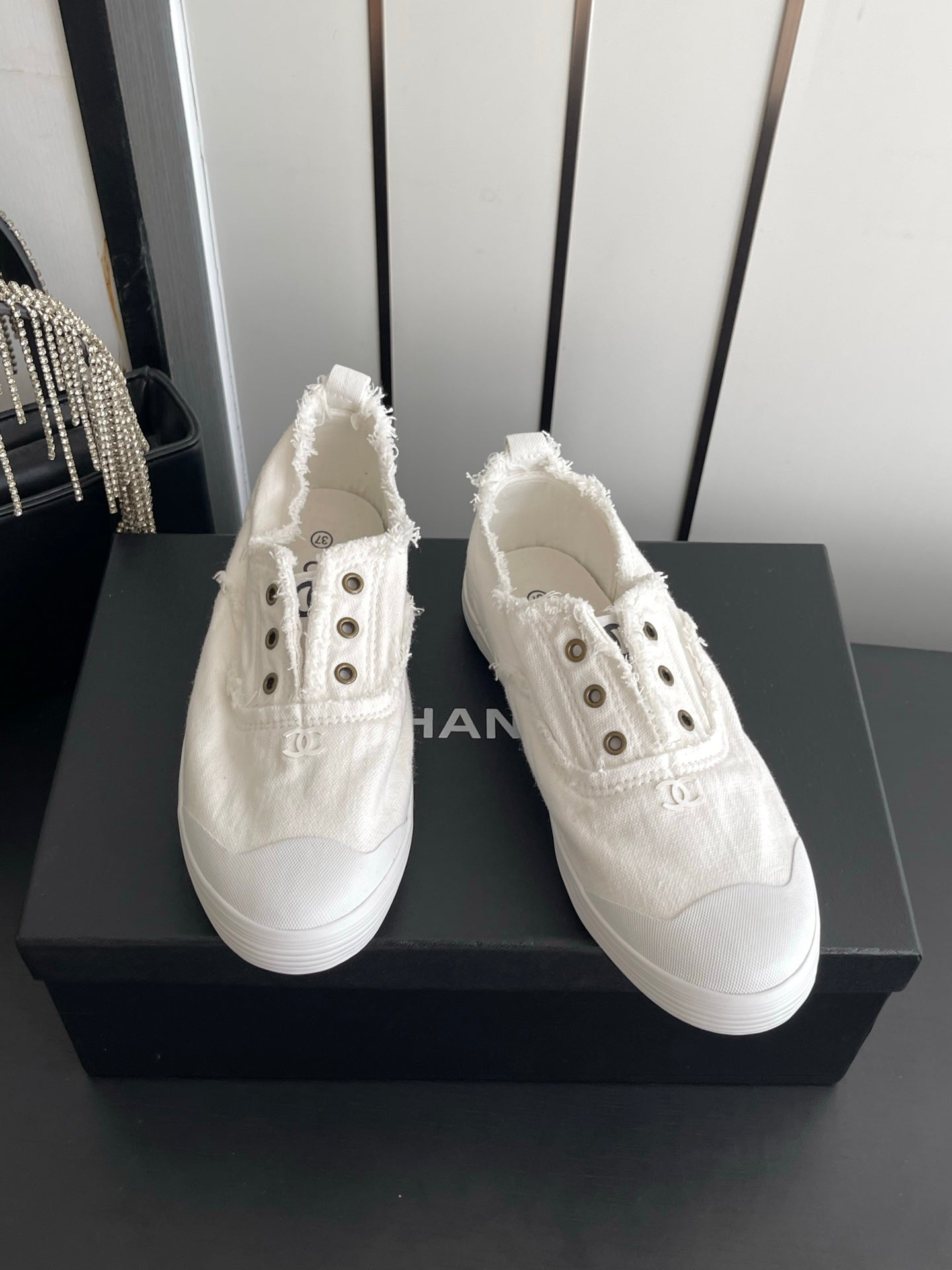 CHANEL 26S LOW TOP SNEAKERS IN WHITE FRAYED CANVAS