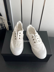 CHANEL 26S LOW TOP SNEAKERS IN WHITE FRAYED CANVAS