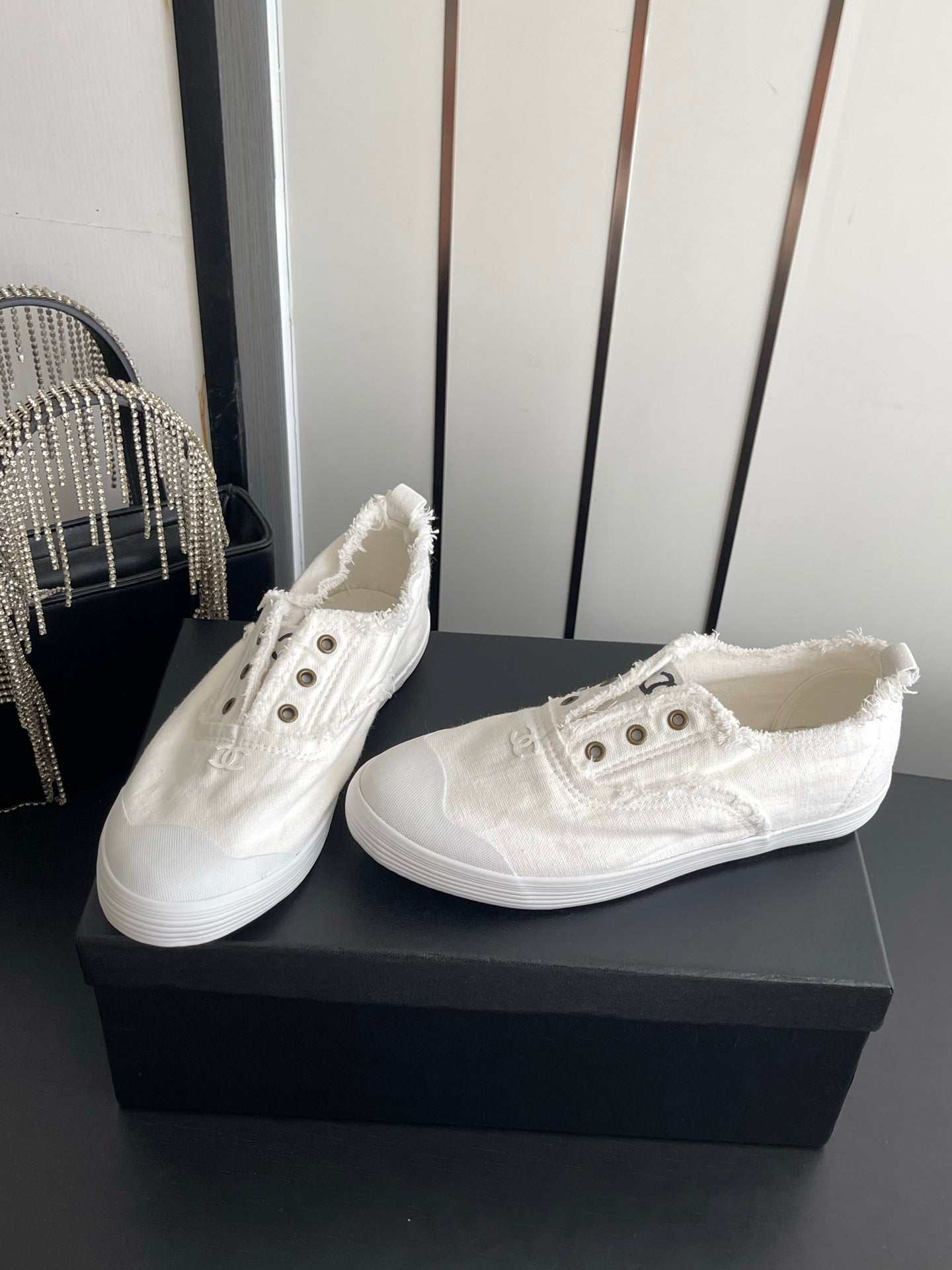 CHANEL 26S LOW TOP SNEAKERS IN WHITE FRAYED CANVAS