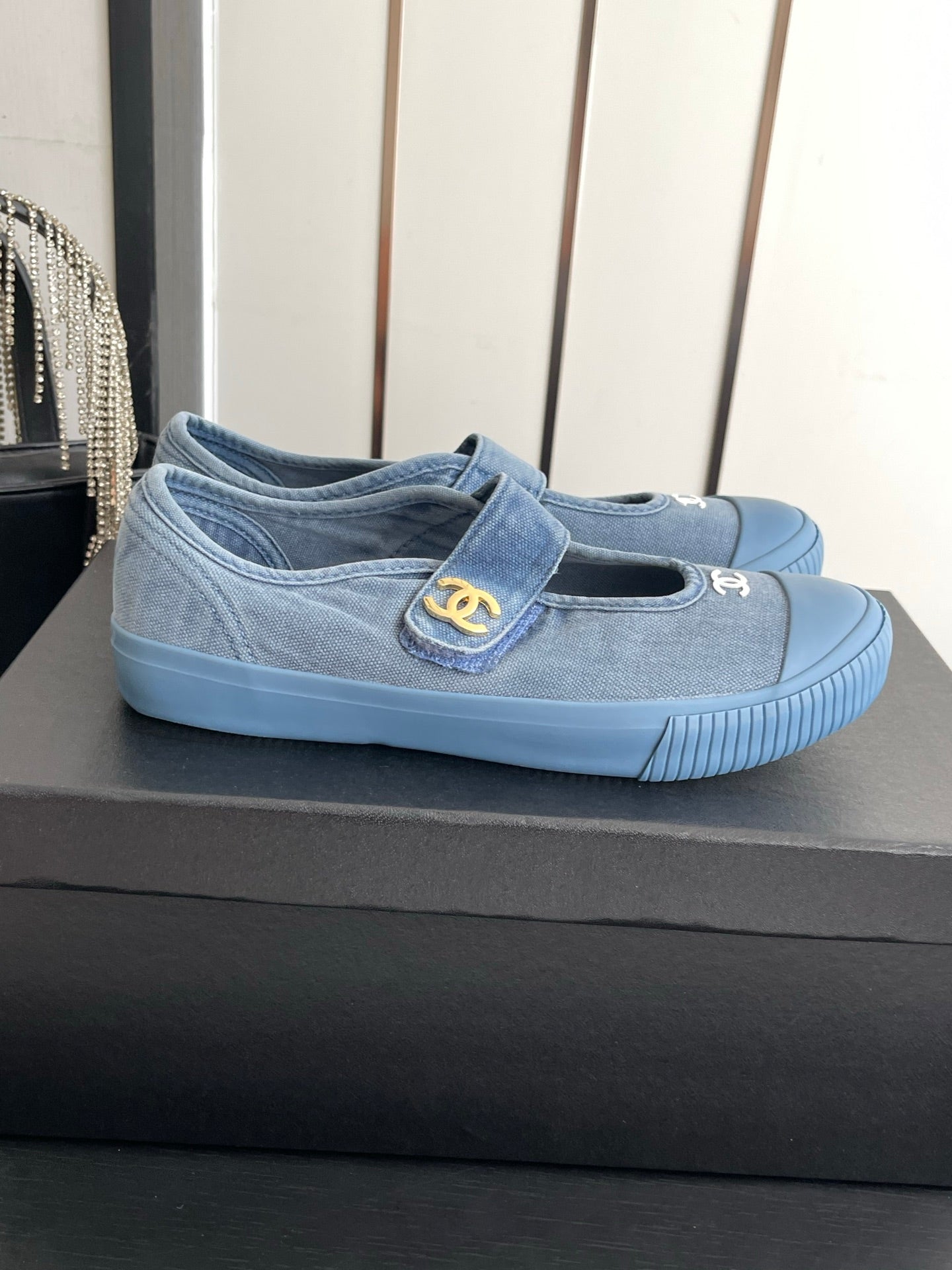 CHANEL 26S MARY JANE SNEAKERS IN NAVY BLUE CANVAS WITH GOLD-TONE METAL CC LOGO