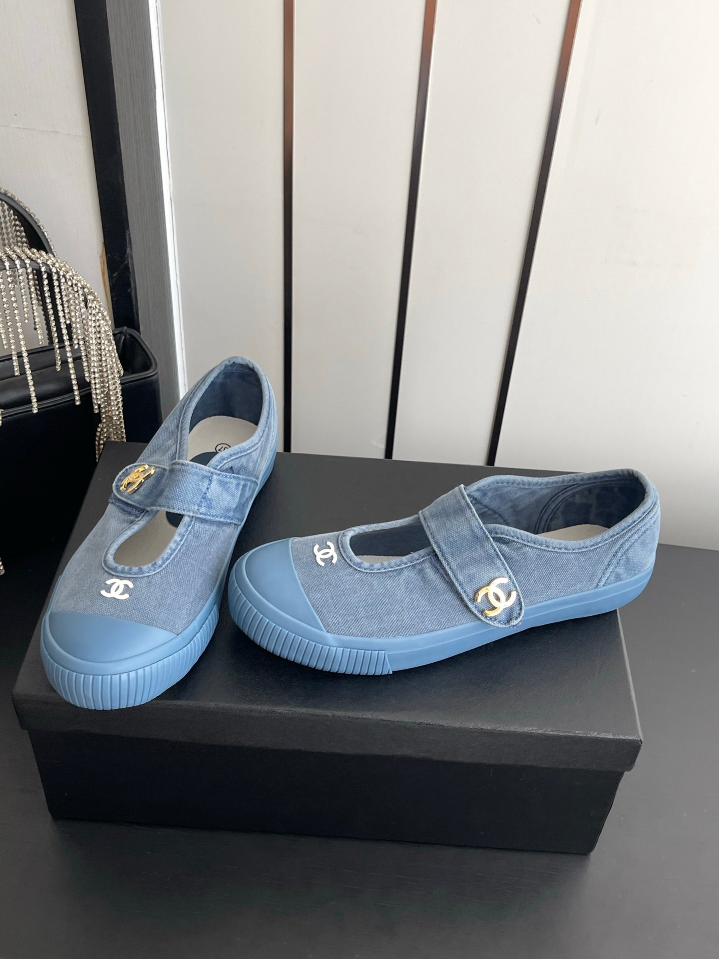 CHANEL 26S MARY JANE SNEAKERS IN NAVY BLUE CANVAS WITH GOLD-TONE METAL CC LOGO
