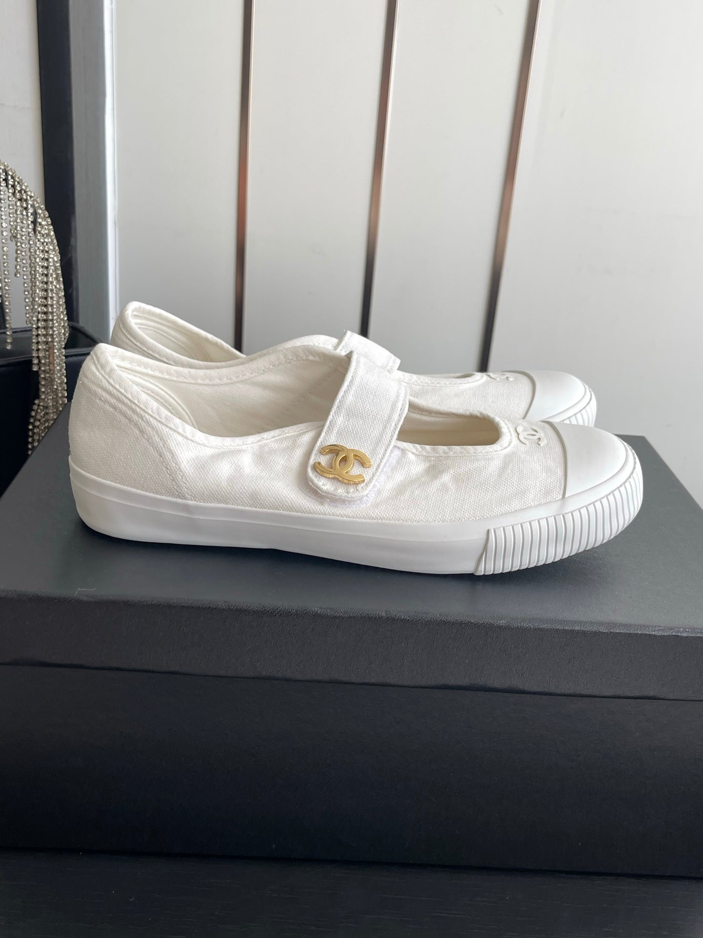 CHANEL 26S MARY JANE SNEAKERS IN WHITE CANVAS WITH GOLD-TONE METAL CC LOGO
