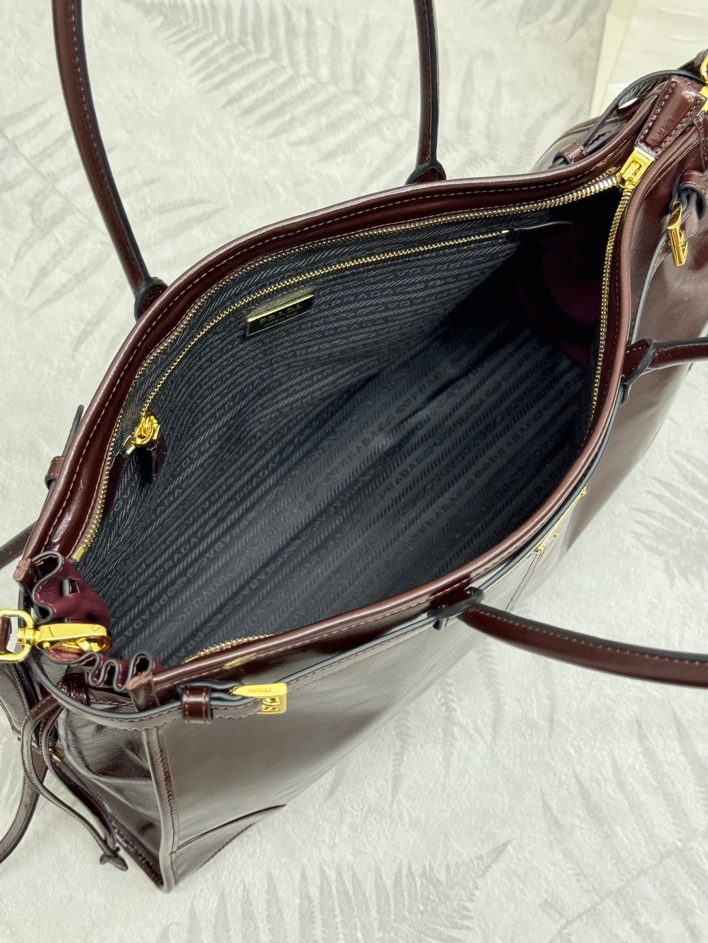 PRADA 25S BONNIE EXTRA-LARGE 42 IN DARK BROWN GLOSSY CALFSKIN GOLD HARDWRE