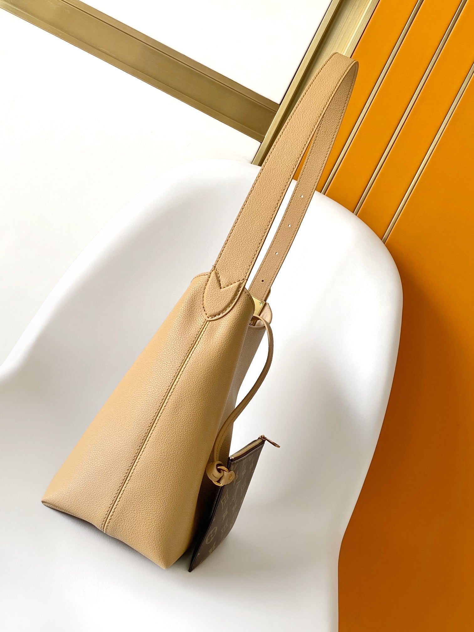 LV 25S LOW KEY HOBO BAG 35 CM IN BEIGE CALFSKIN