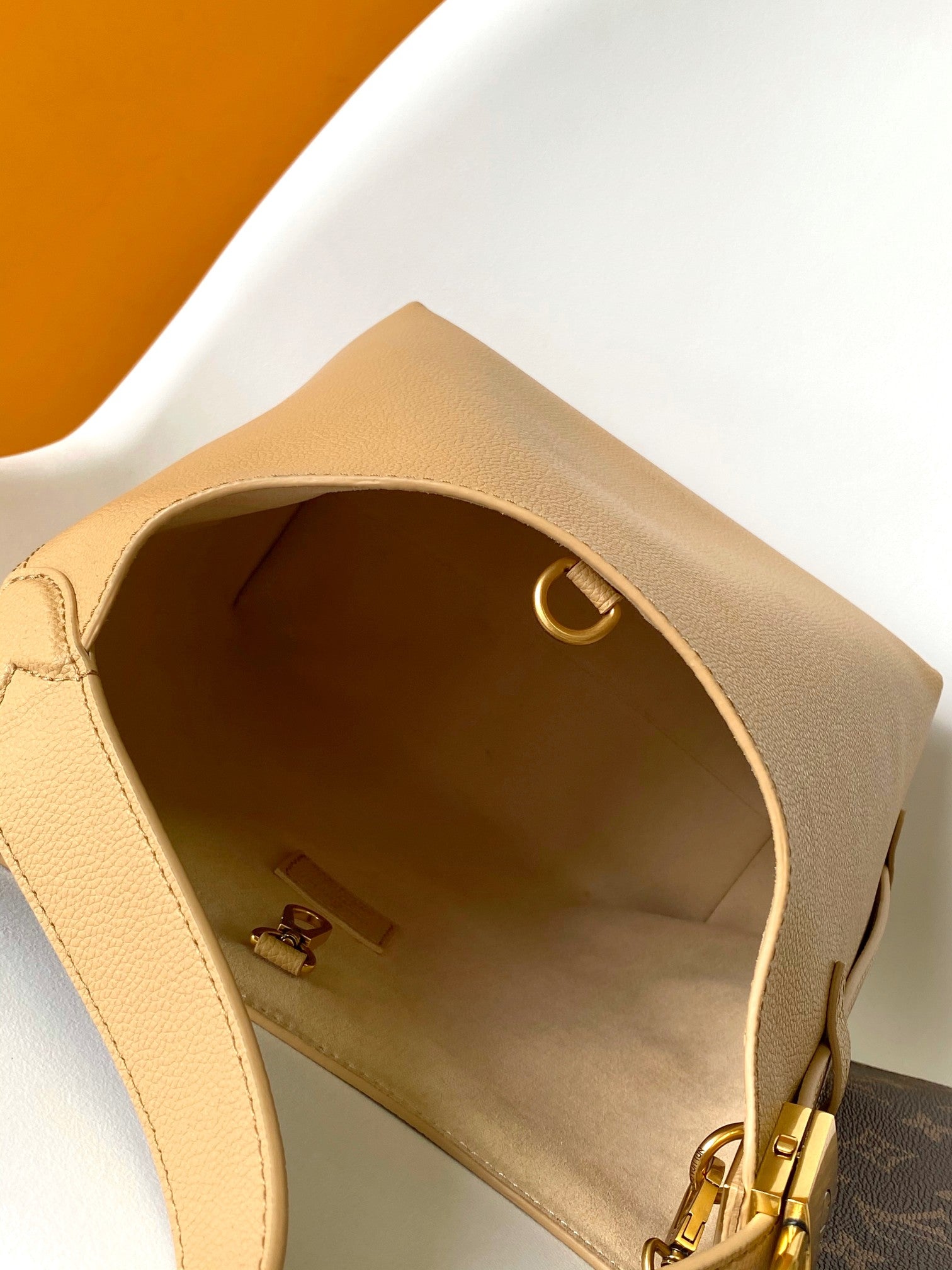 LV 25S LOW KEY HOBO BAG 28 CM IN BEIGE CALFSKIN