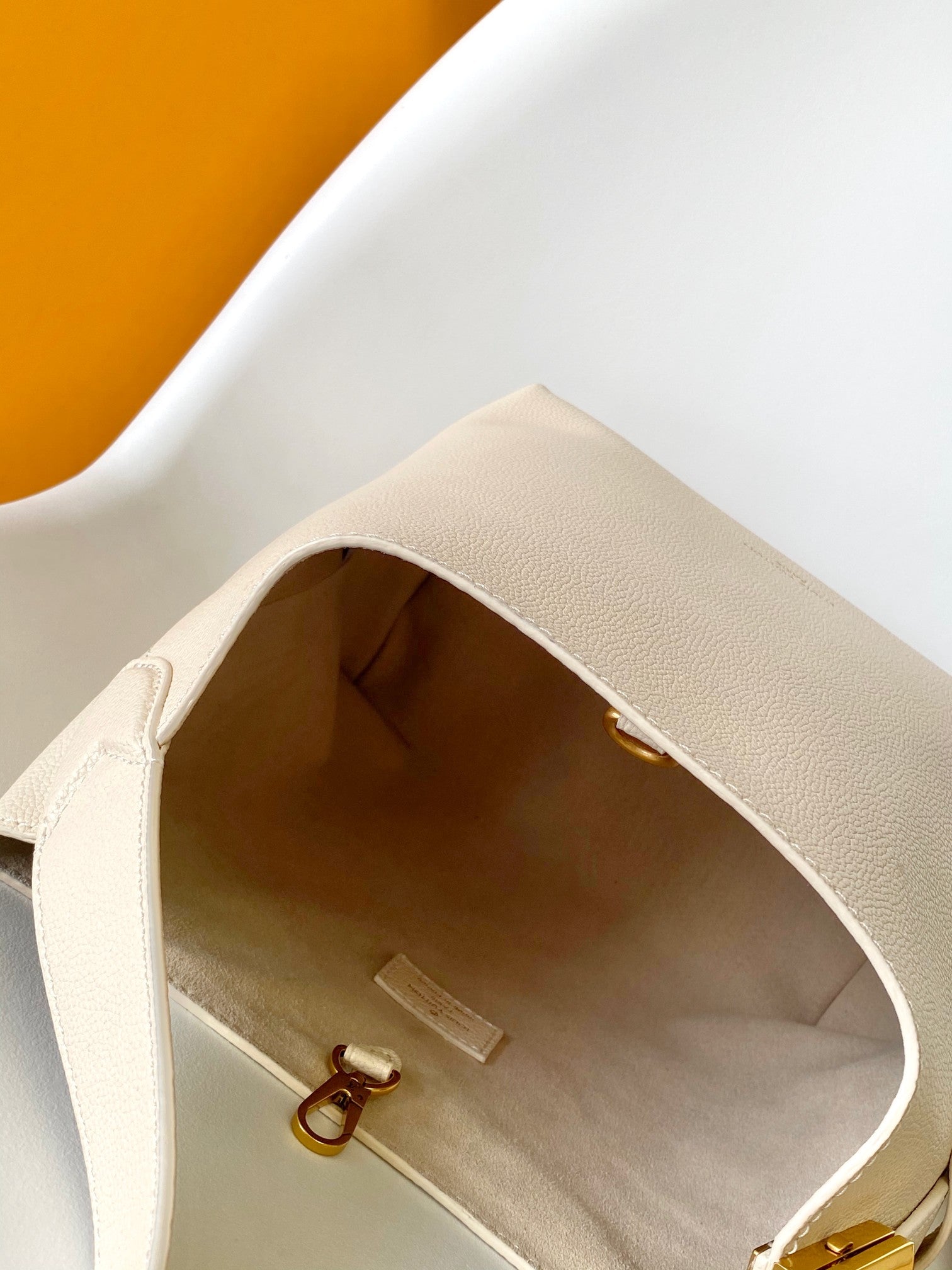 LV 25S LOW KEY HOBO BAG 35 CM IN CREAM WHITE CALFSKIN