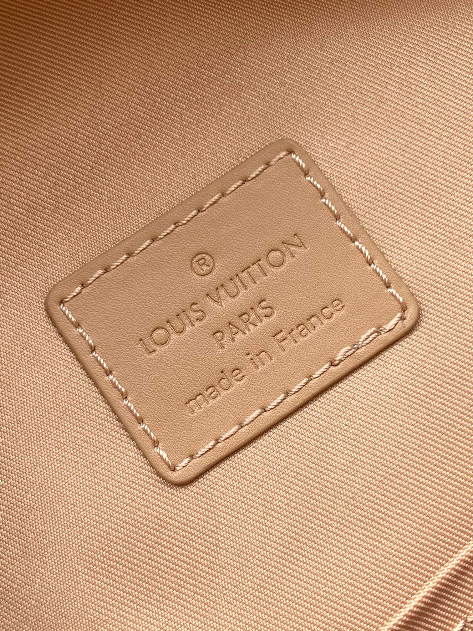 LV 25S TAKEOFF BACKPACK 43 IN BEIGE CALFSKIN