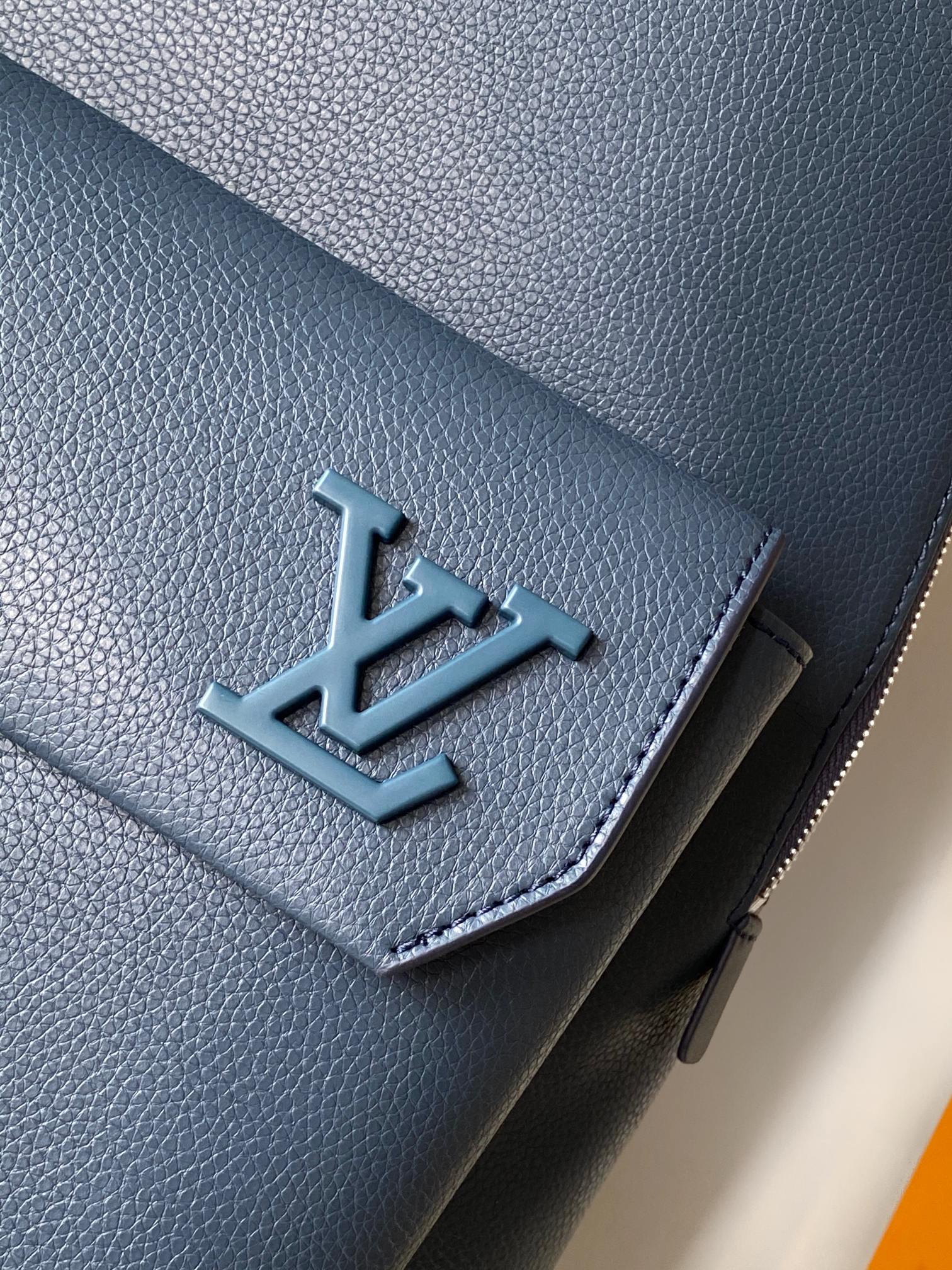 LV 25S TAKEOFF BACKPACK 43 IN ATLANTIC BLUE CALFSKIN