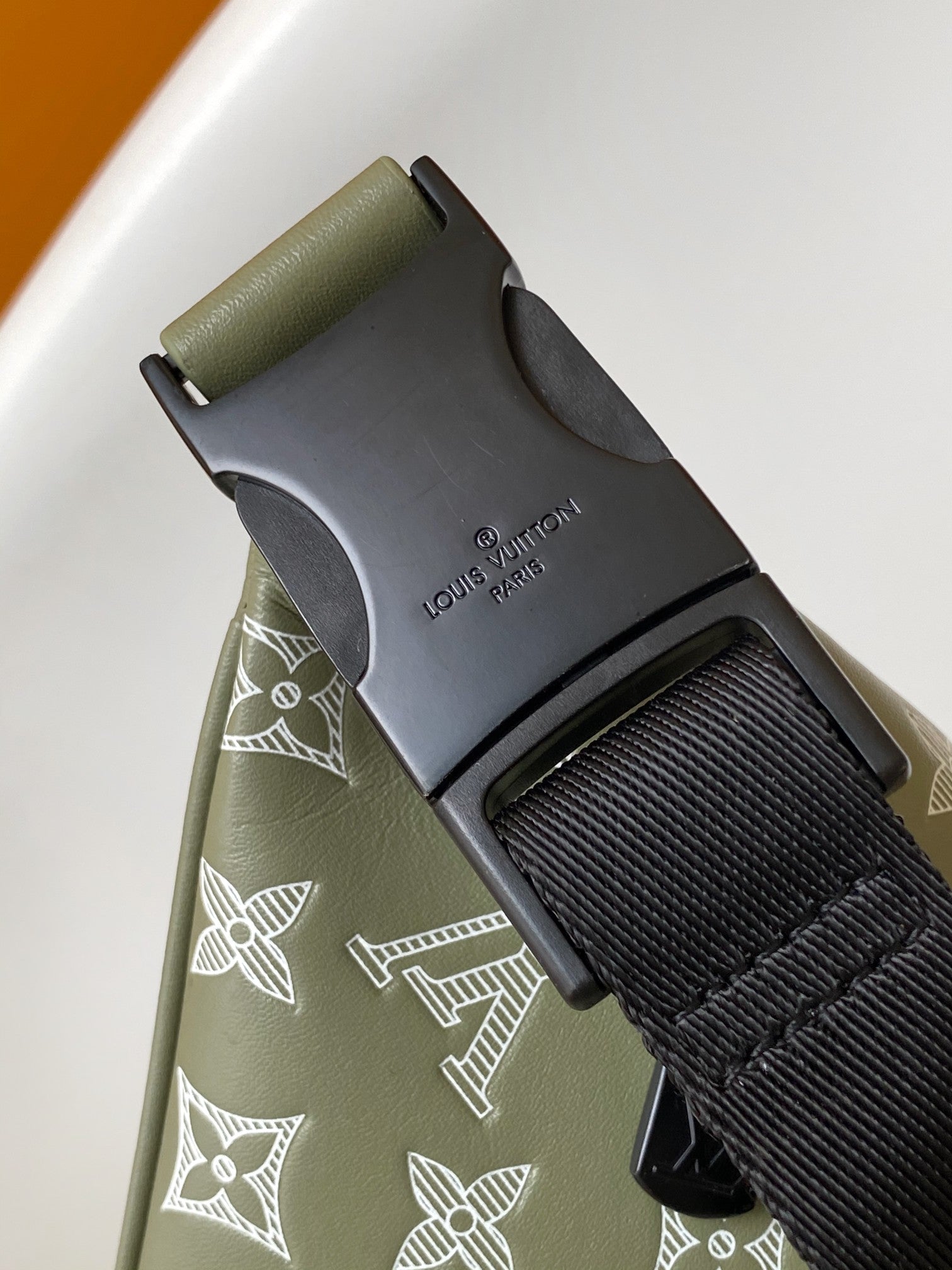 LV 25S DISCOVERY BUMBAG 44 IN OLIVE GREEN MONOGRAM CALFSKIN AND CANVAS