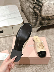 FLAT MULE IN BISQUE BEIGE MIX BLACK PATENT CALFSKIN